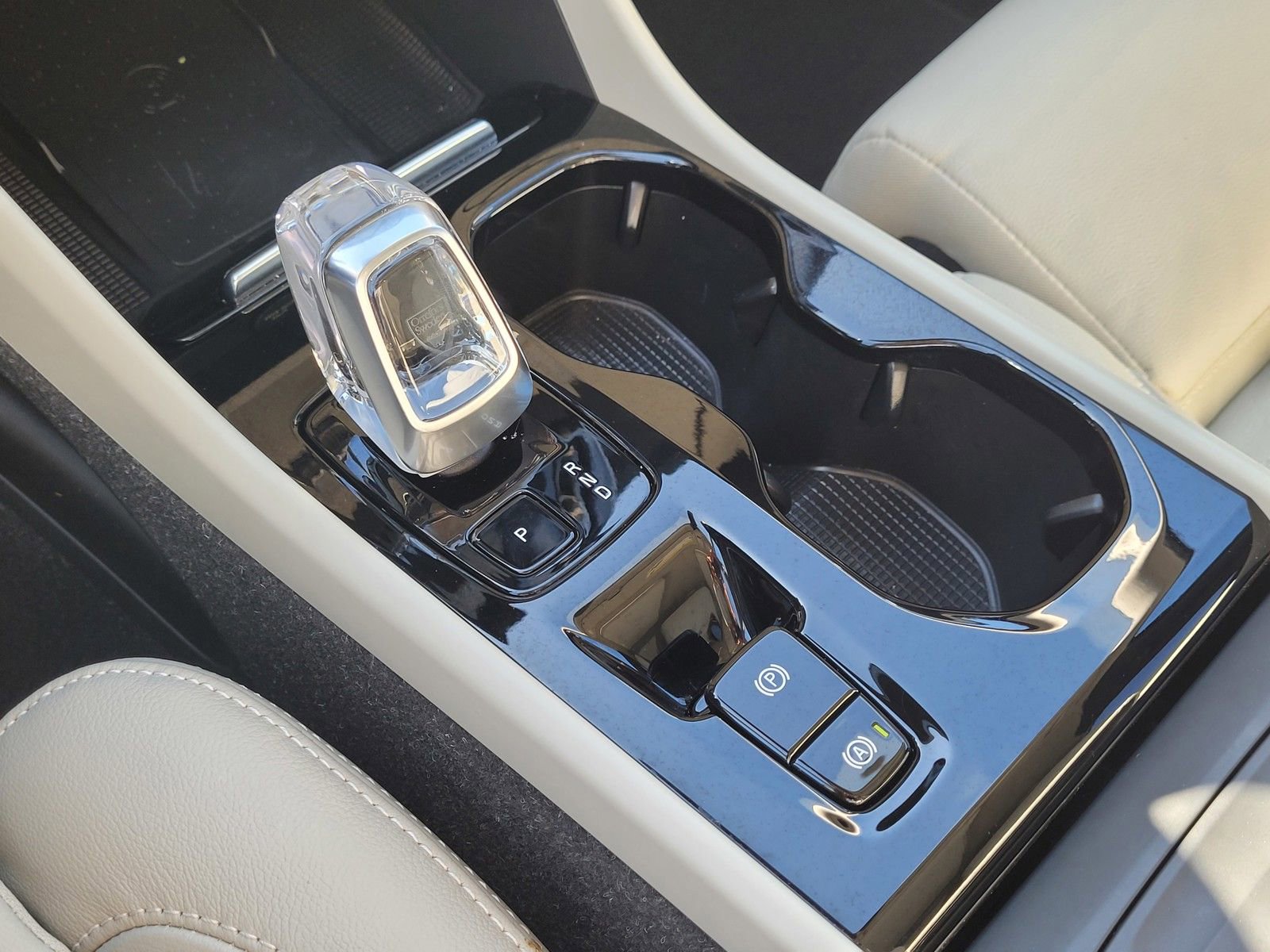 Certified 2023 Volvo XC40 B5 Plus w/ Driver Assist Package image 22