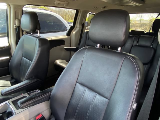 Used 2011 Chrysler Town & Country Touring-L w/ Entertainment Group #2 FWD image 6