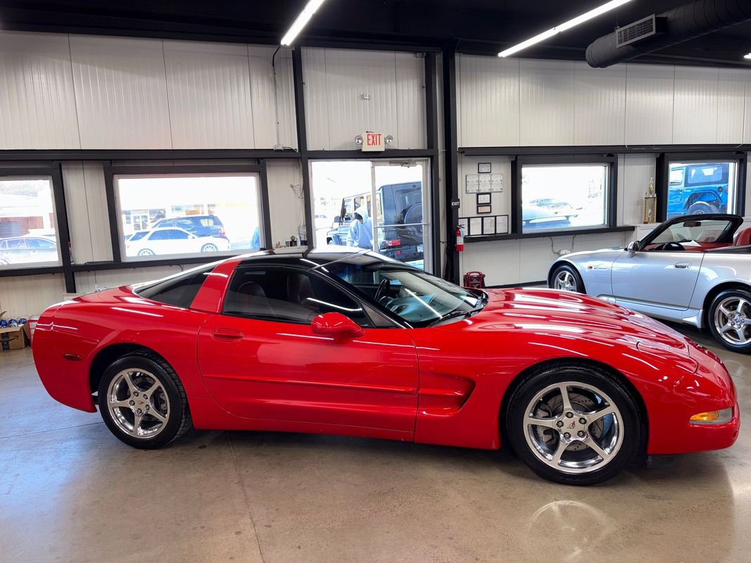 Used 2004 Chevrolet Corvette Coupe w/ Roof Package image 16