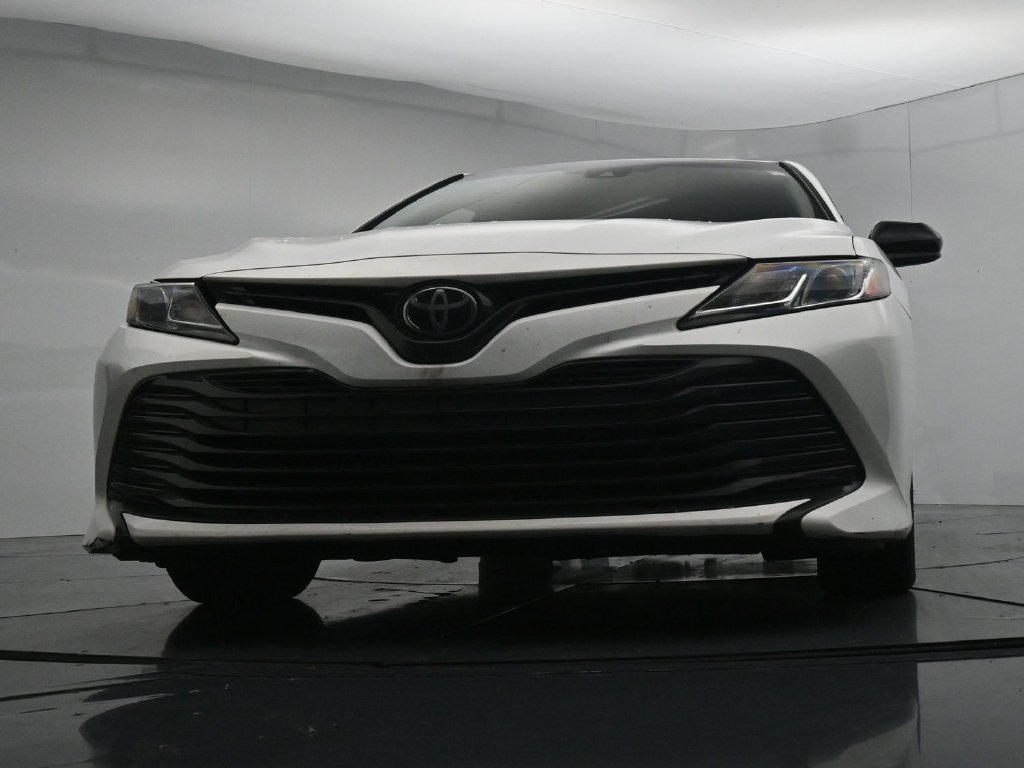 Used 2018 Toyota Camry LE FWD image 19