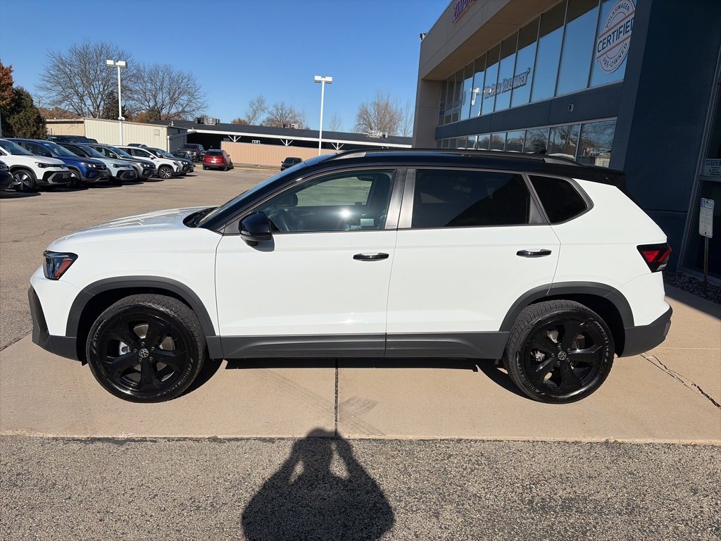 Certified 2025 Volkswagen Taos SE image 5