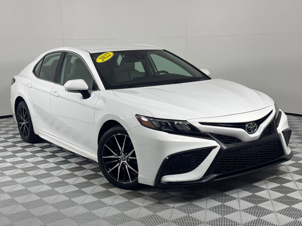 Used 2022 Toyota Camry SE image 2