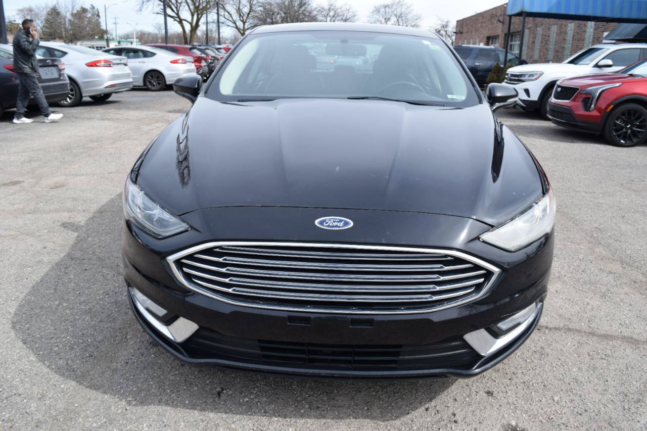 Used 2017 Ford Fusion SE w/ Fusion SE Technology Package FWD image 3