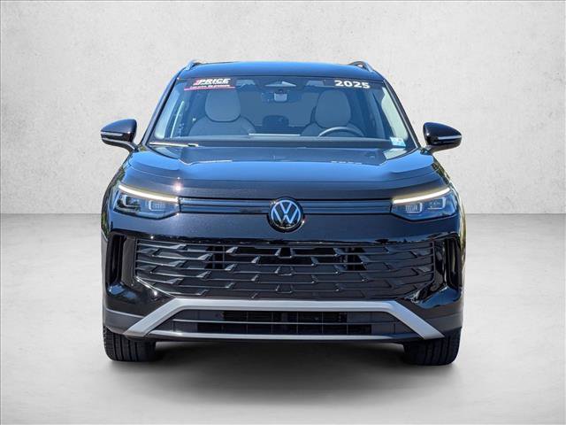 Used 2025 Volkswagen Tiguan SE AWD/4WD image 2