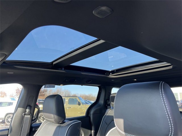 New 2026 Chrysler Pacifica Limited w/ Uconnect Theater Family Group image 10