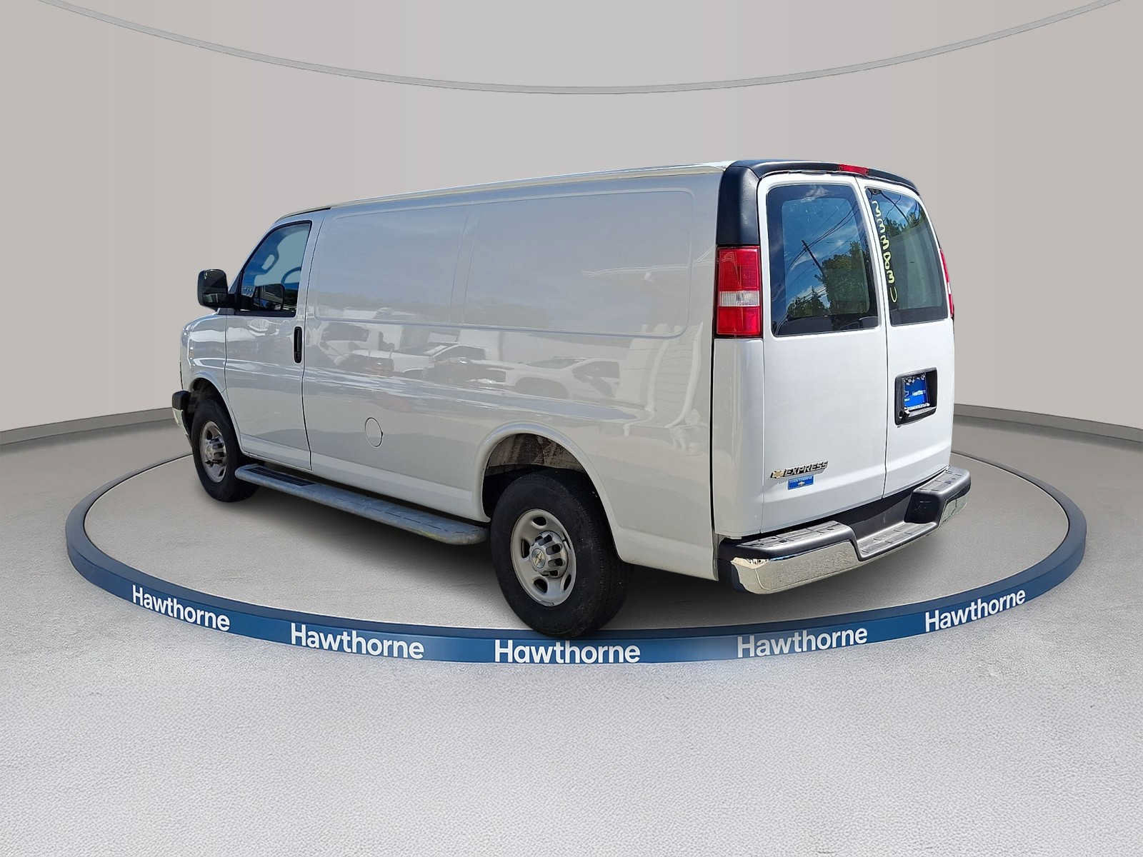 Used 2025 Chevrolet Express 2500 w/ Driver Convenience Package RWD image 4