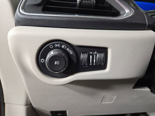 Used 2019 Chrysler Pacifica Limited w/ Tire & Wheel Group FWD image 28