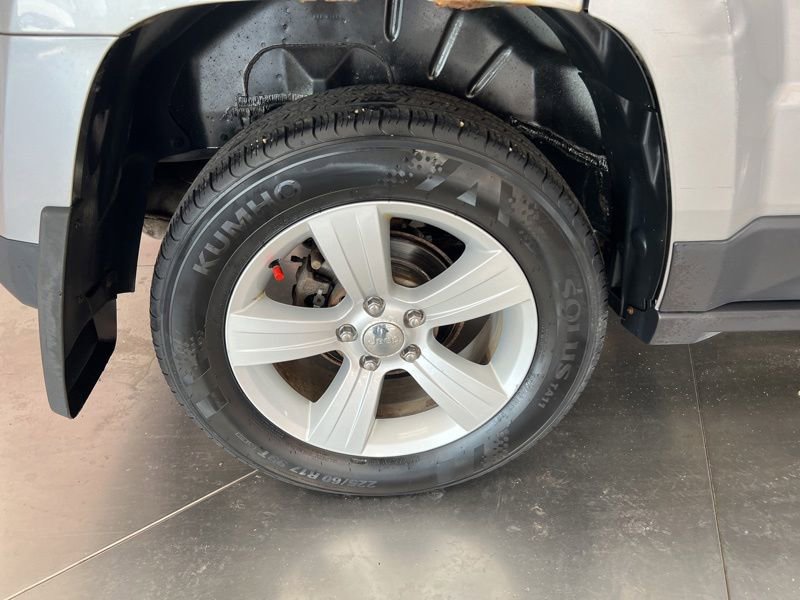 Used 2016 Jeep Patriot Latitude w/ Sun/Sound Group AWD/4WD image 9