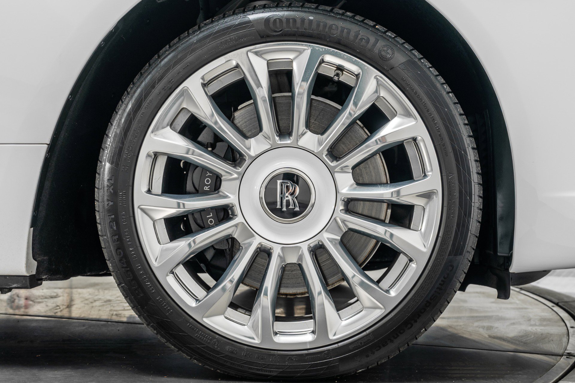 Used 2020 Rolls-Royce Dawn RWD image 47