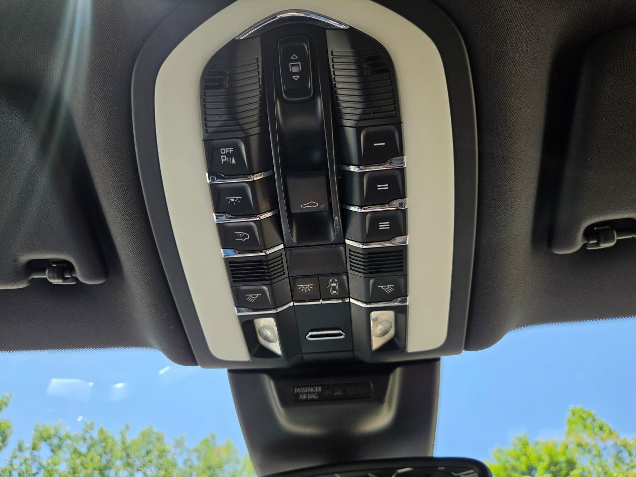 Used 2018 Porsche Macan w/ Premium Package Plus AWD/4WD image 39