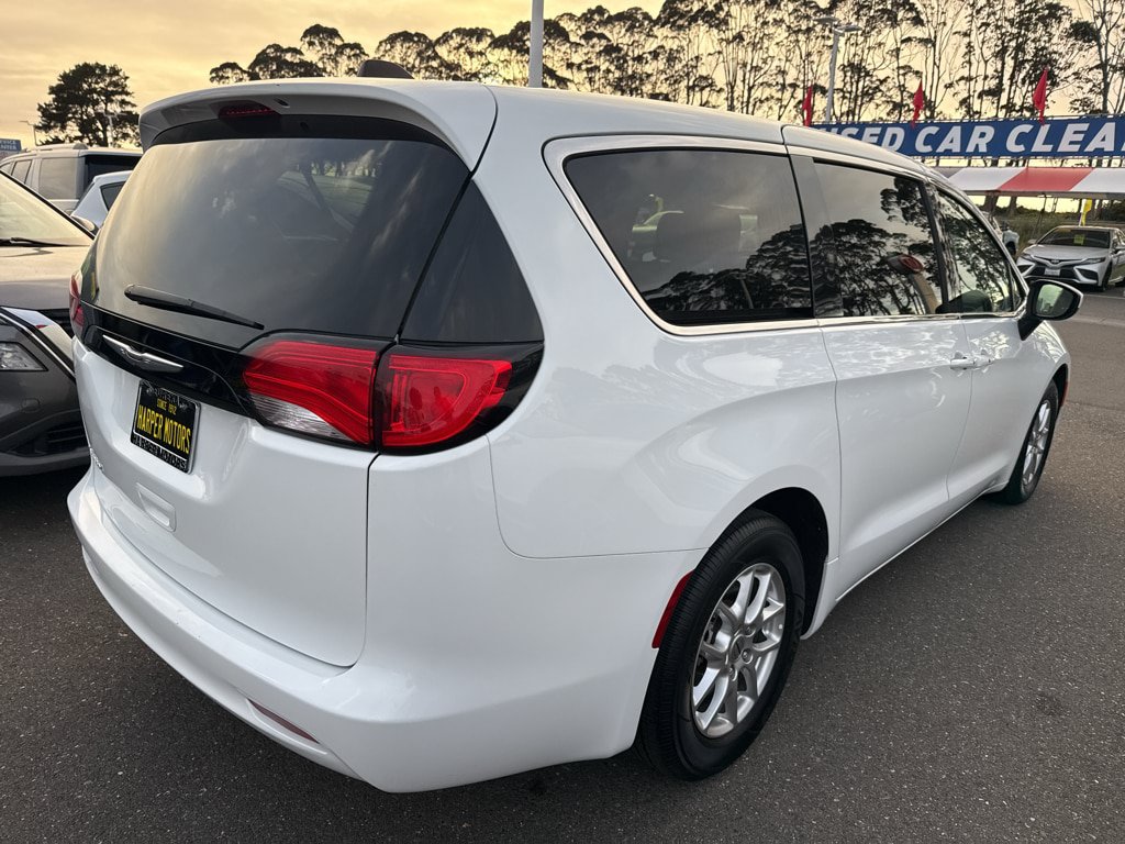 Used 2023 Chrysler Voyager LX FWD image 4
