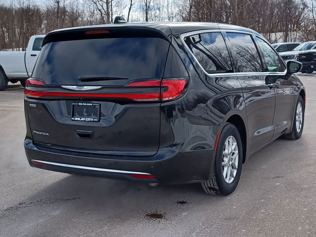 Used 2023 Chrysler Pacifica Touring-L FWD image 4