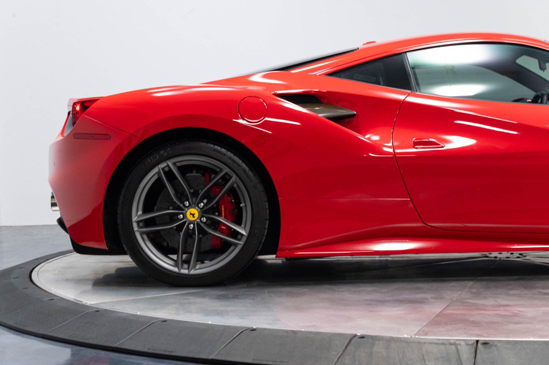 Used 2018 Ferrari 488 GTB RWD image 26