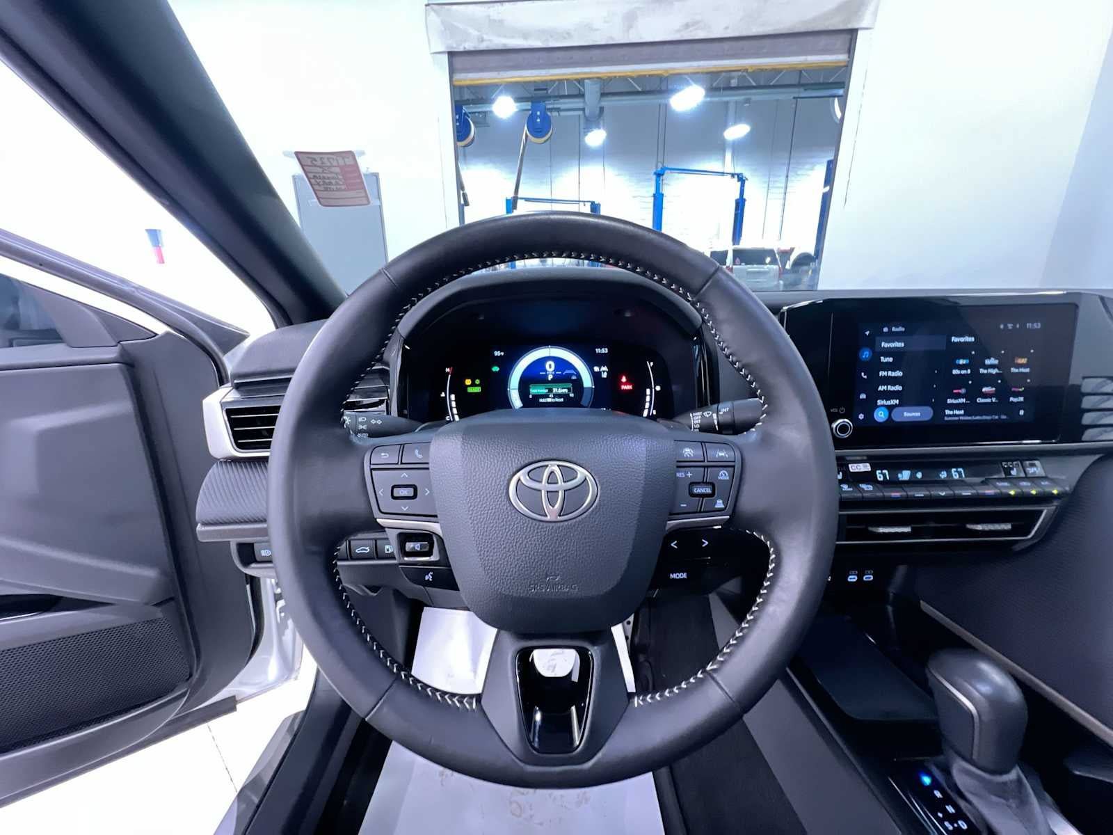 Used 2025 Toyota Camry SE w/ Convenience Package FWD image 15