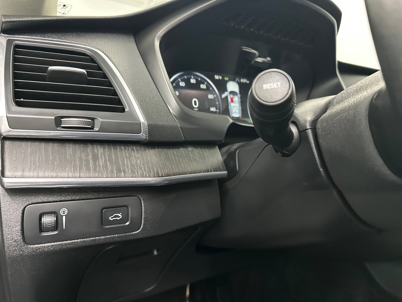 Used 2020 Volvo XC90 T6 Momentum w/ Protection Package Premier image 34