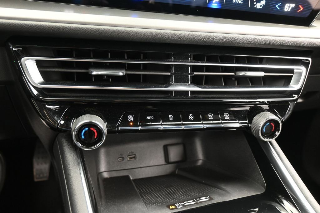 Used 2025 Chevrolet Traverse LT FWD image 21