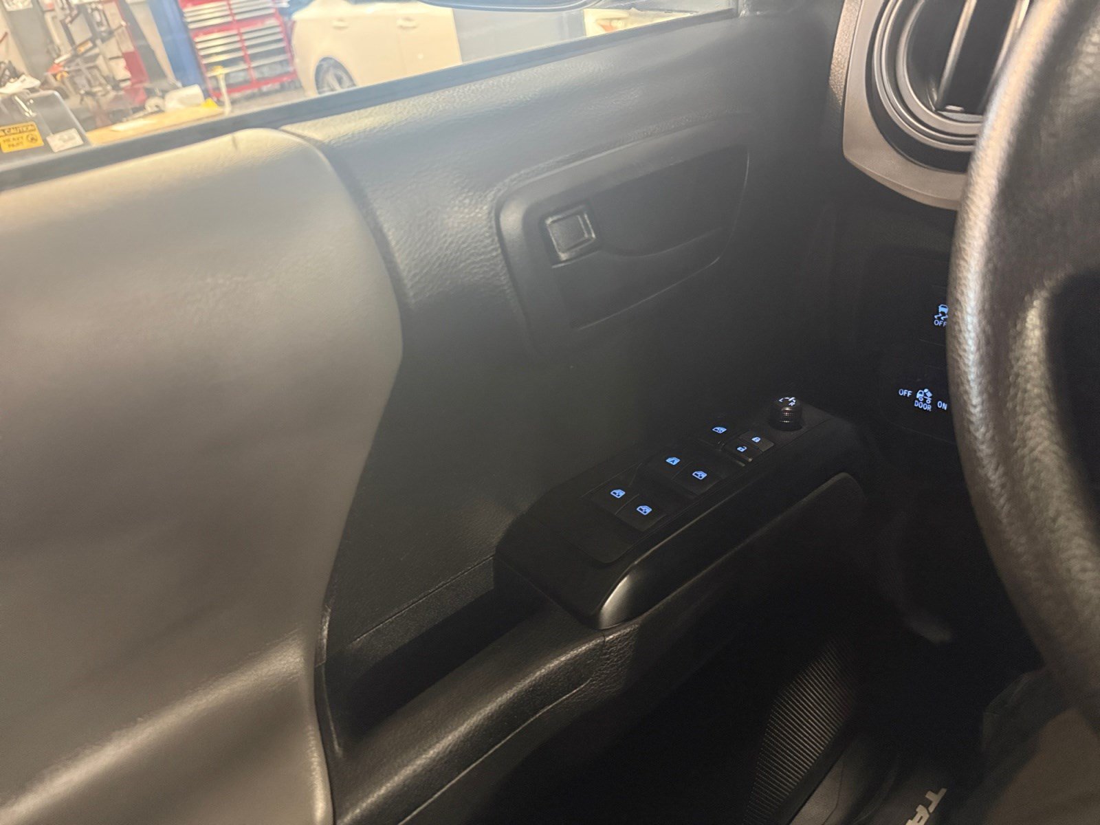 Used 2022 Toyota Tacoma SR AWD/4WD image 17