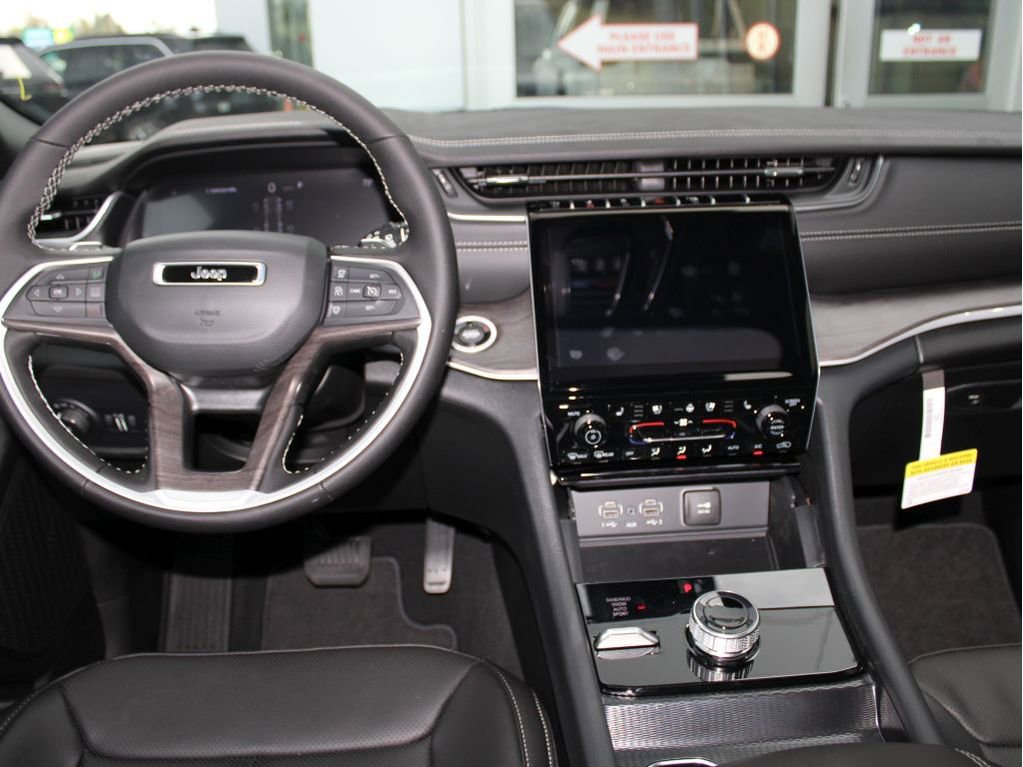 New 2025 Jeep Grand Cherokee Limited w/ Luxury Tech Group II image 25