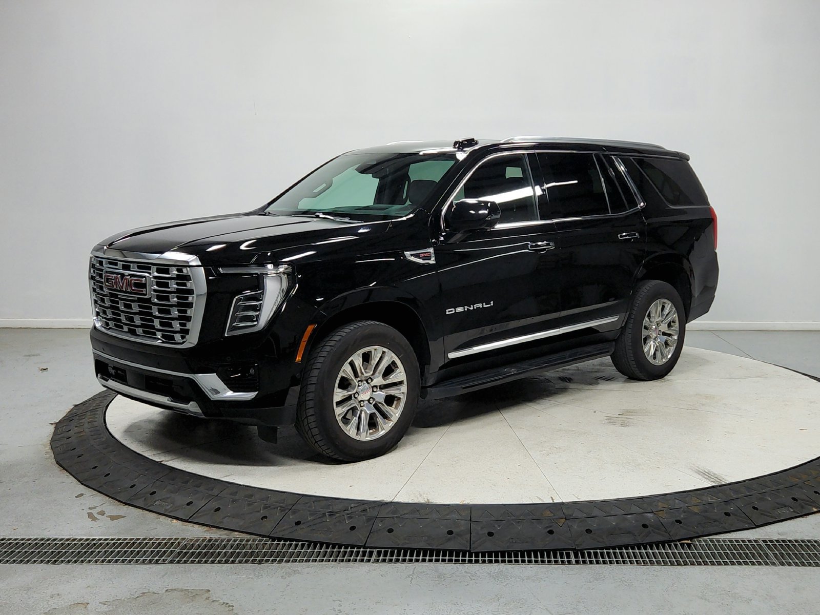 Used 2025 GMC Yukon Denali RWD image 4