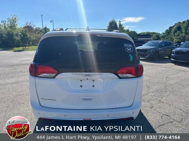 Used 2017 Chrysler Pacifica Touring-L FWD image 4