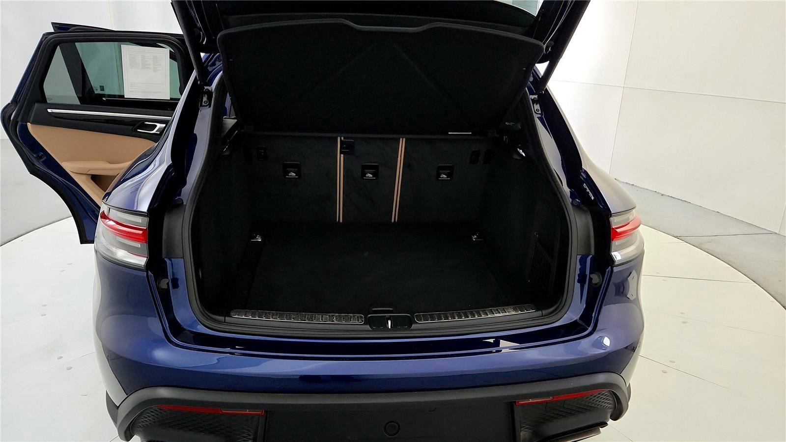 Used 2024 Porsche Macan Turbo image 19