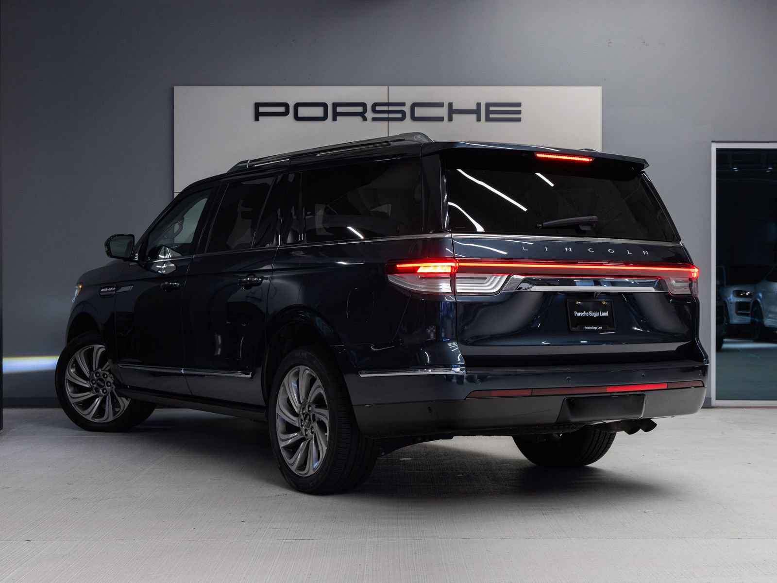 Used 2022 Lincoln Navigator L Reserve AWD/4WD image 3
