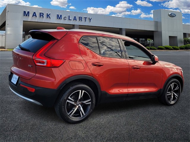 Used 2023 Volvo XC40 B5 Core image 4