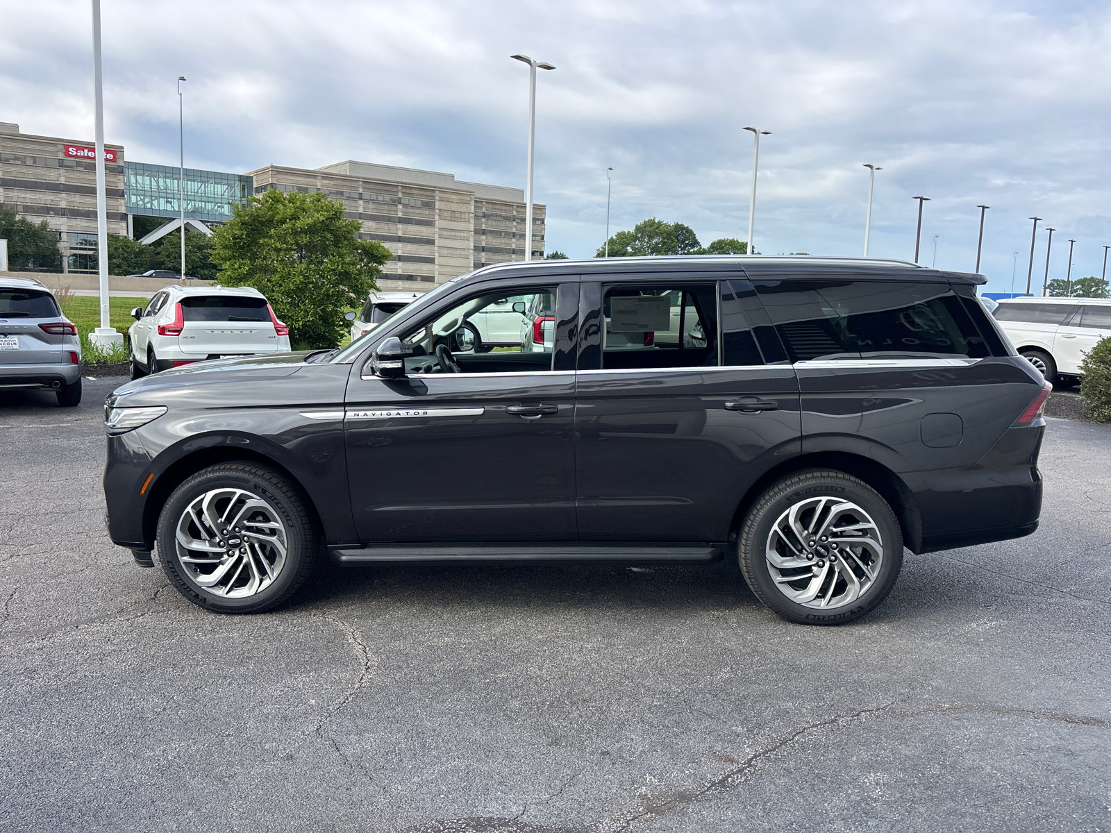New 2026 Lincoln Navigator Premiere AWD/4WD image 4