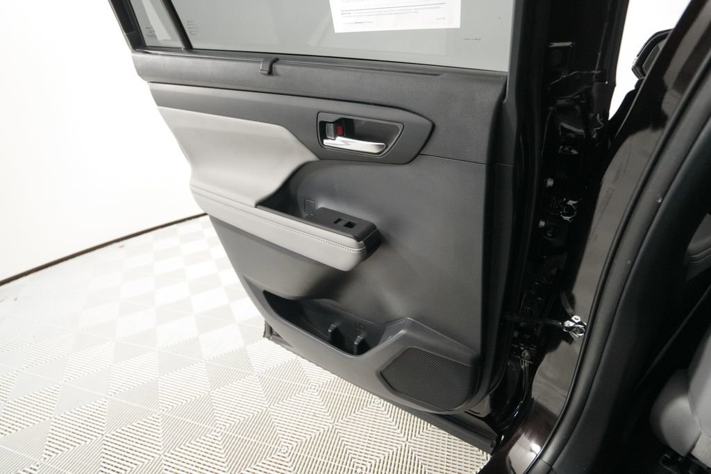 Used 2022 Toyota Highlander XLE AWD/4WD image 14