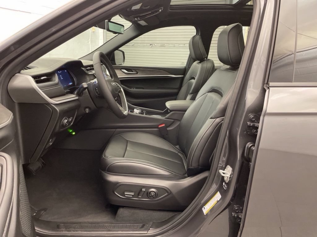 New 2025 Jeep Grand Cherokee Limited w/ Luxury Tech Group II RWD image 17