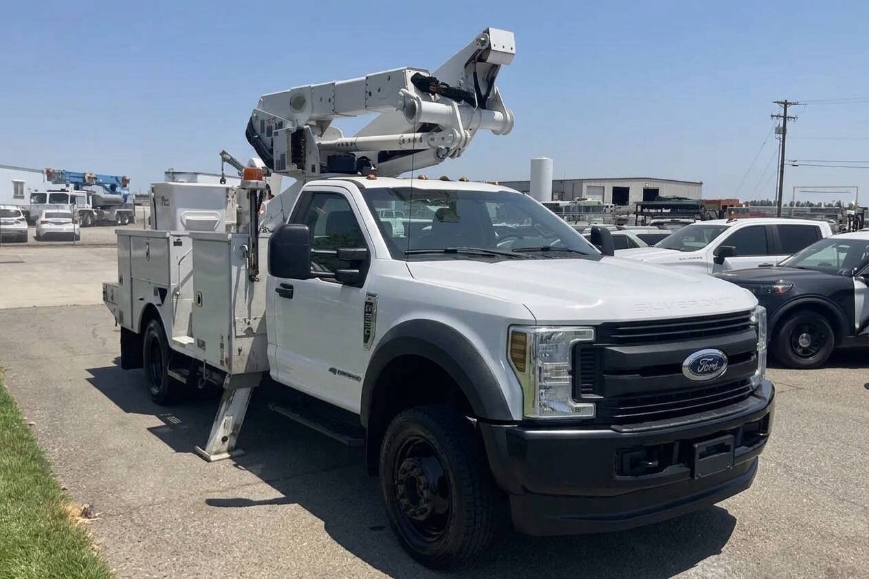 Used 2018 Ford F550 4x4 Regular Cab Super Duty image 2