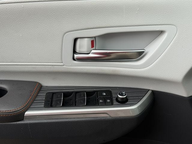 Used 2024 Toyota Sienna XSE FWD image 24