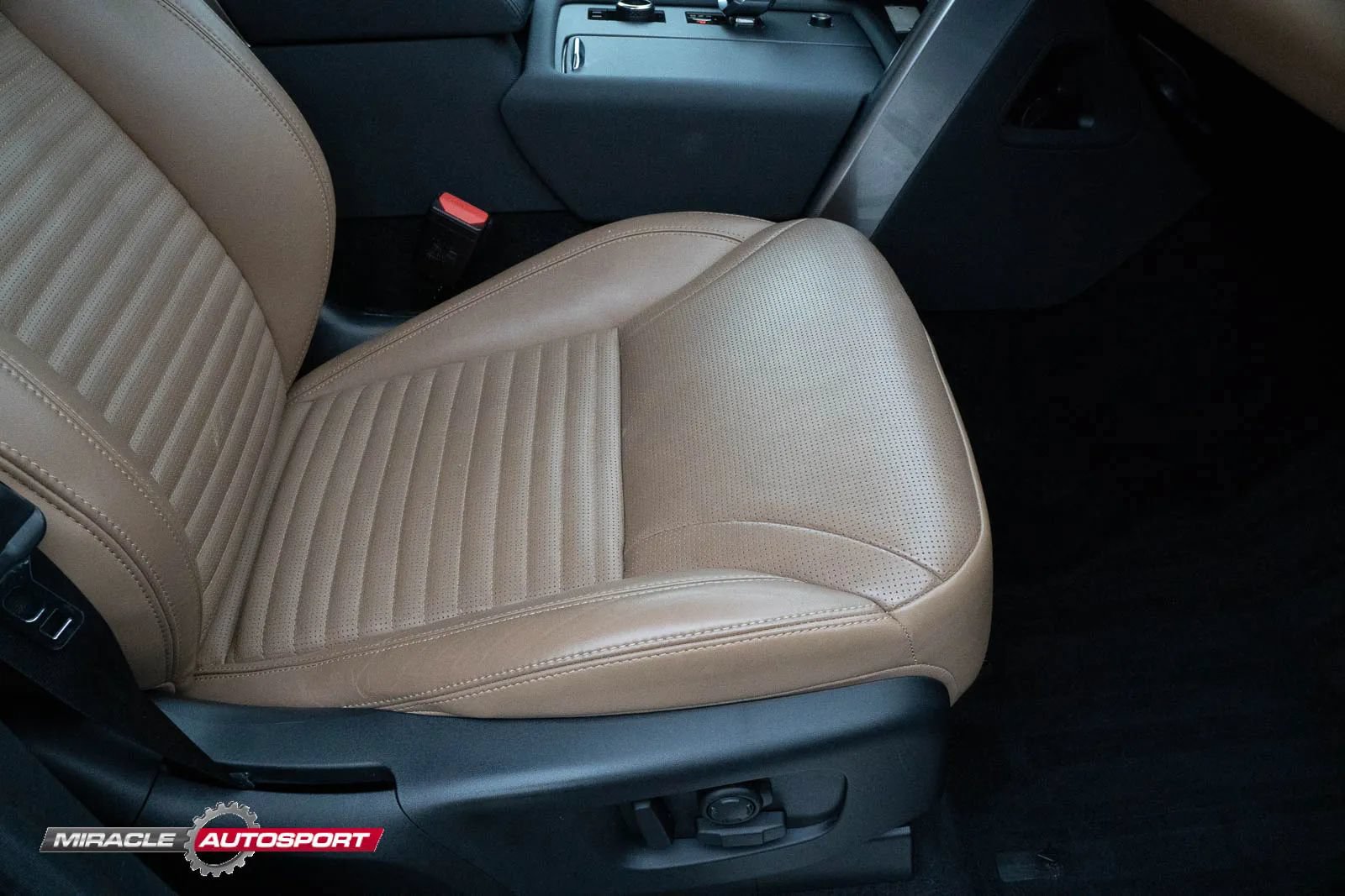 Used 2022 Land Rover Discovery S image 33