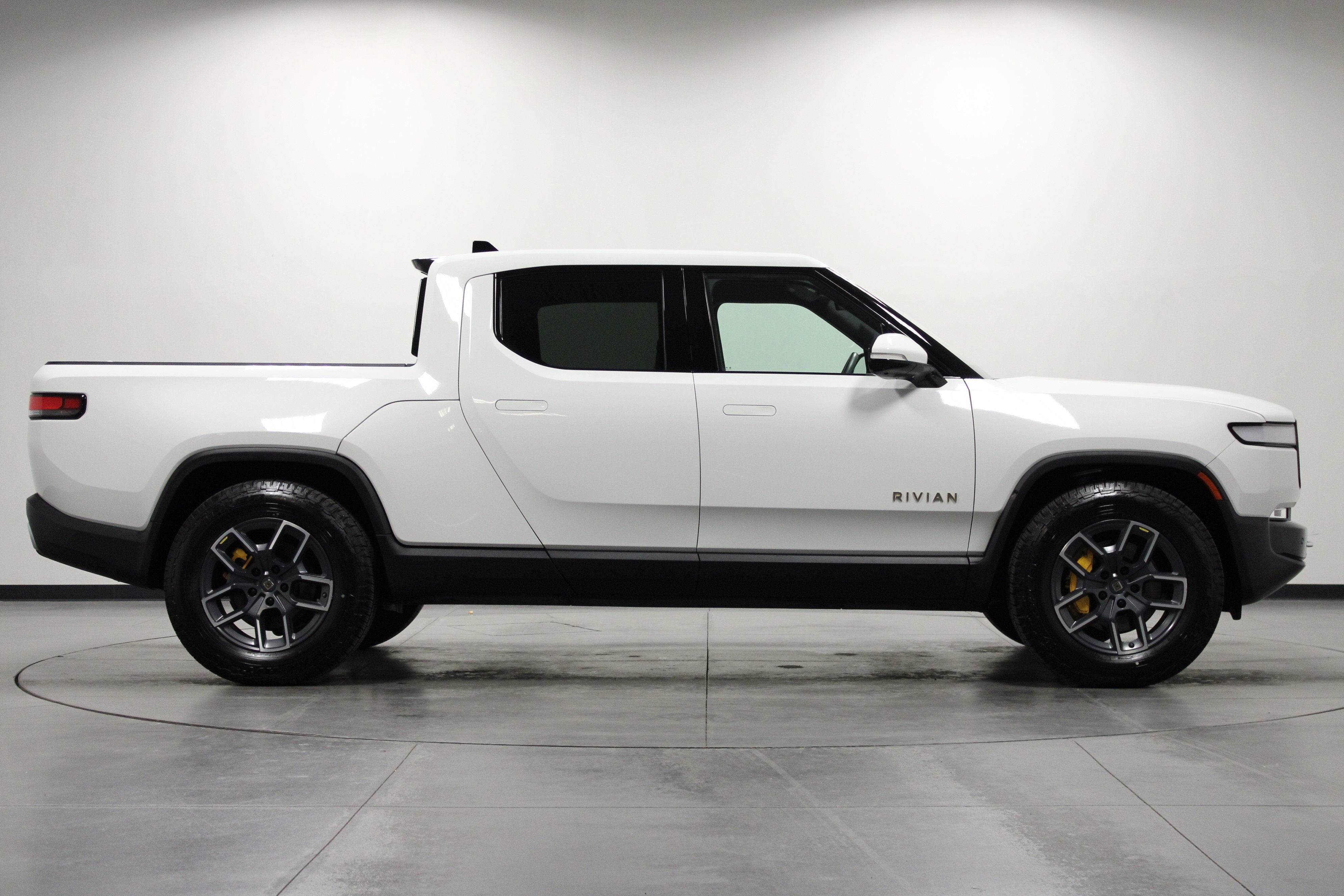 Used 2022 Rivian R1T Adventure image 3