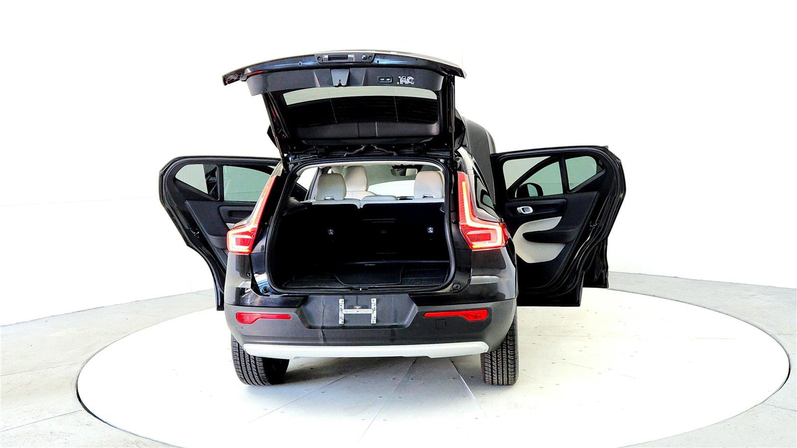 Used 2021 Volvo XC40 T5 Momentum w/ Premium Package image 11
