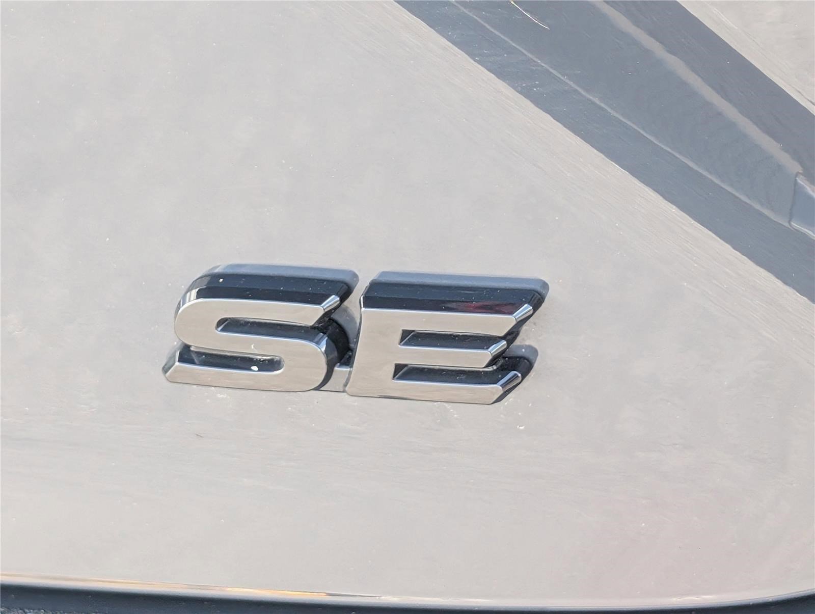 Used 2025 Toyota Camry SE image 9