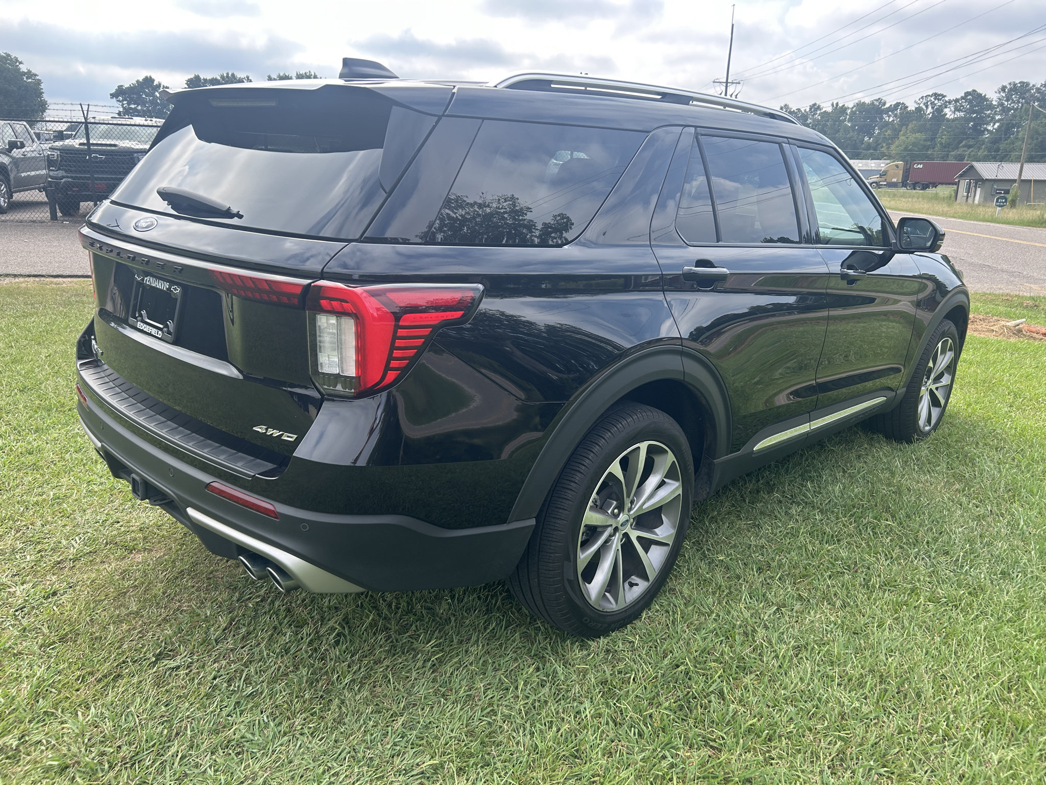 Used 2025 Ford Explorer Platinum w/ Ultimate Package AWD/4WD image 12