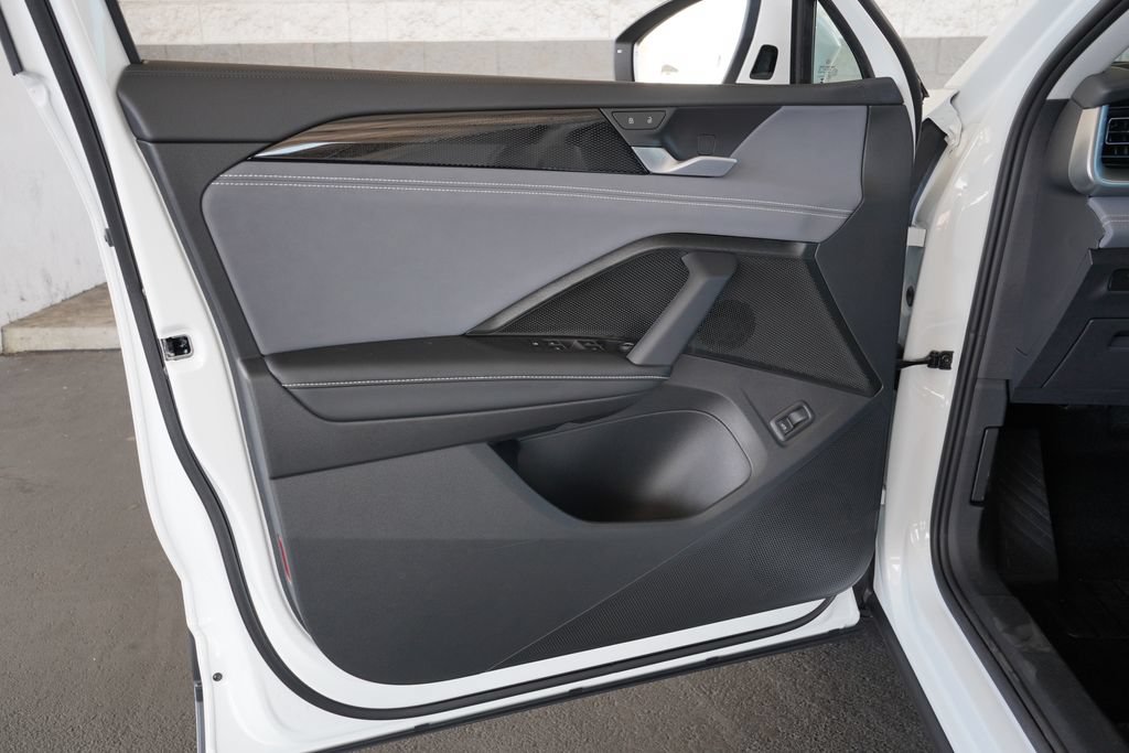 New 2026 Volkswagen Tiguan SE FWD image 11