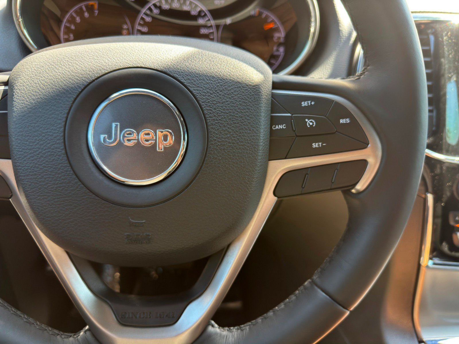 Used 2019 Jeep Grand Cherokee Laredo w/ 18" Wheel & 8.4" Radio Group AWD/4WD image 19