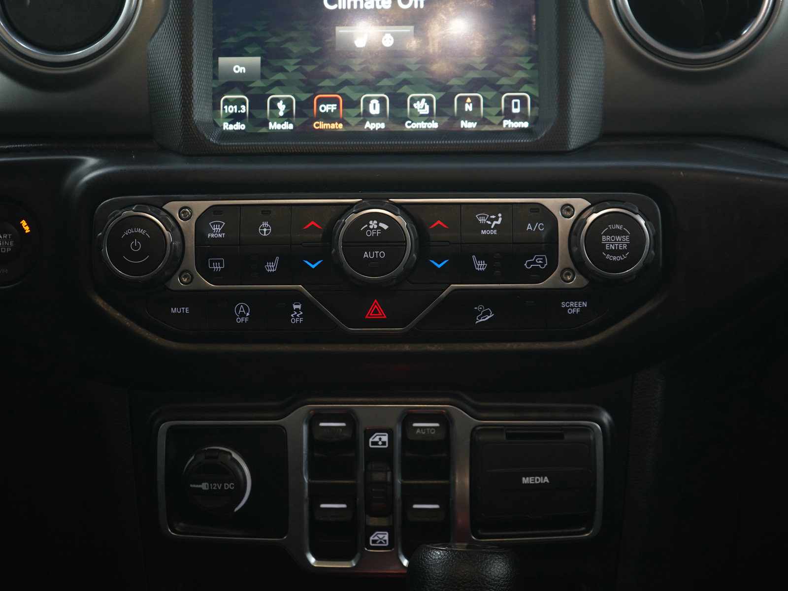 Used 2019 Jeep Wrangler Unlimited Sahara w/ Uconnect 4C Nav & Sound Group AWD/4WD image 16