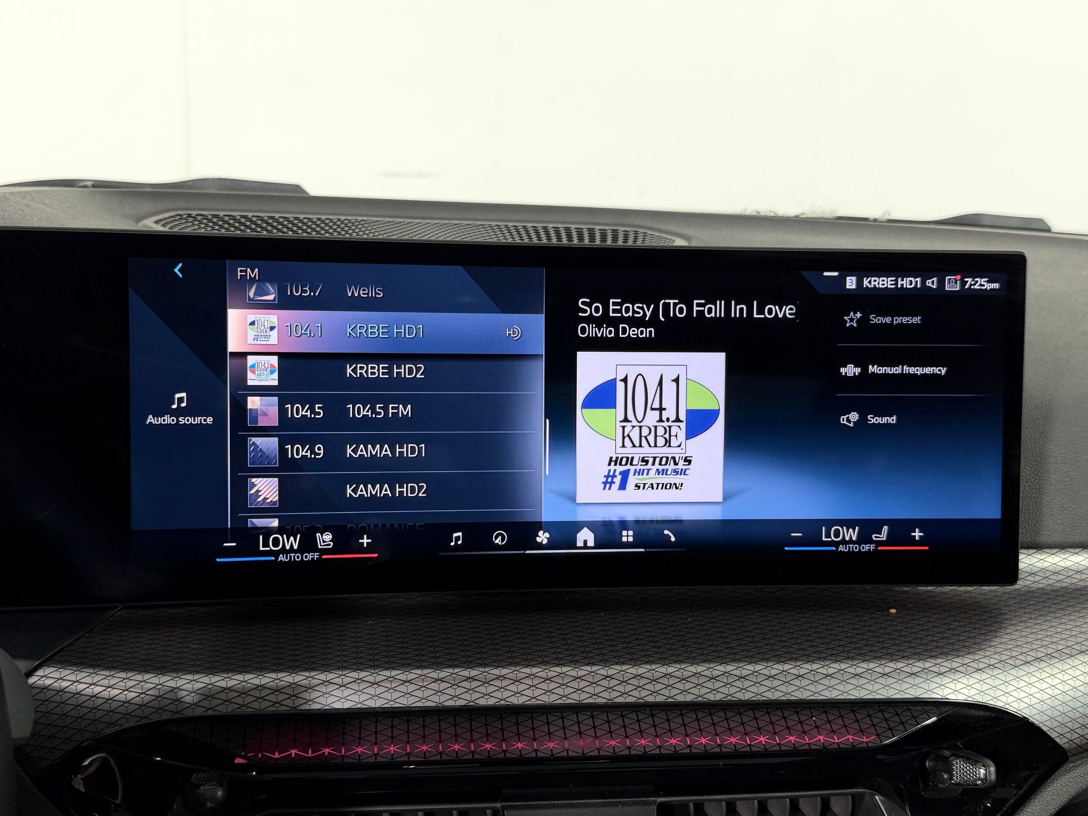 Certified 2025 BMW 430i Coupe w/ M Sport Package RWD image 22