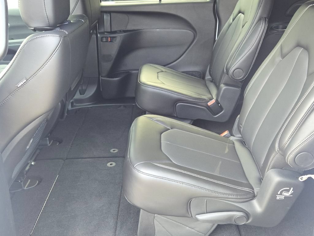 New 2027 Chrysler Pacifica Select AWD/4WD image 19