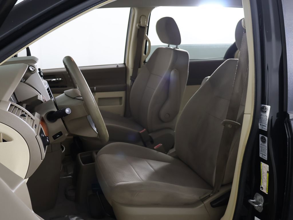 Used 2008 Chrysler Town & Country LX image 18