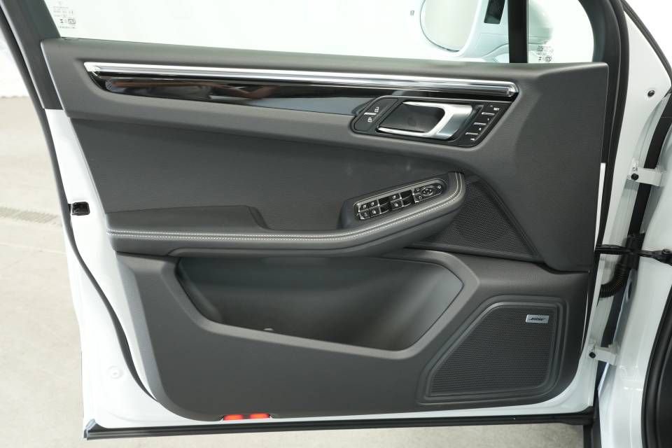 Certified 2025 Porsche Macan AWD/4WD image 25