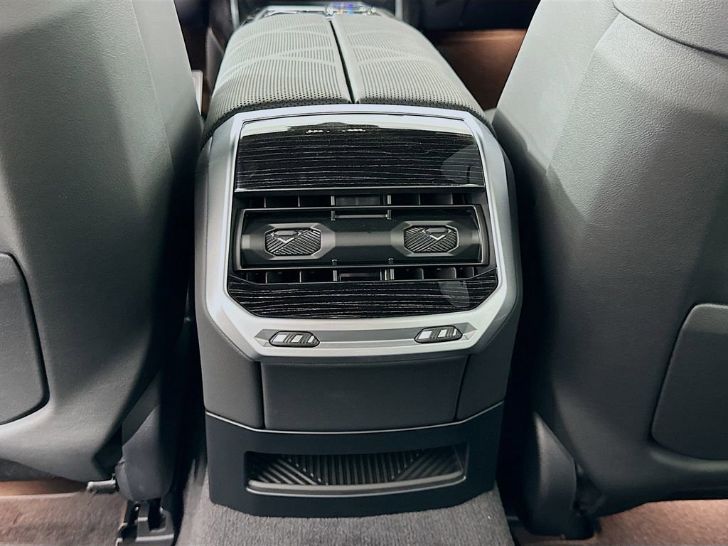 New 2026 BMW 750e xDrive w/ Executive Package image 18