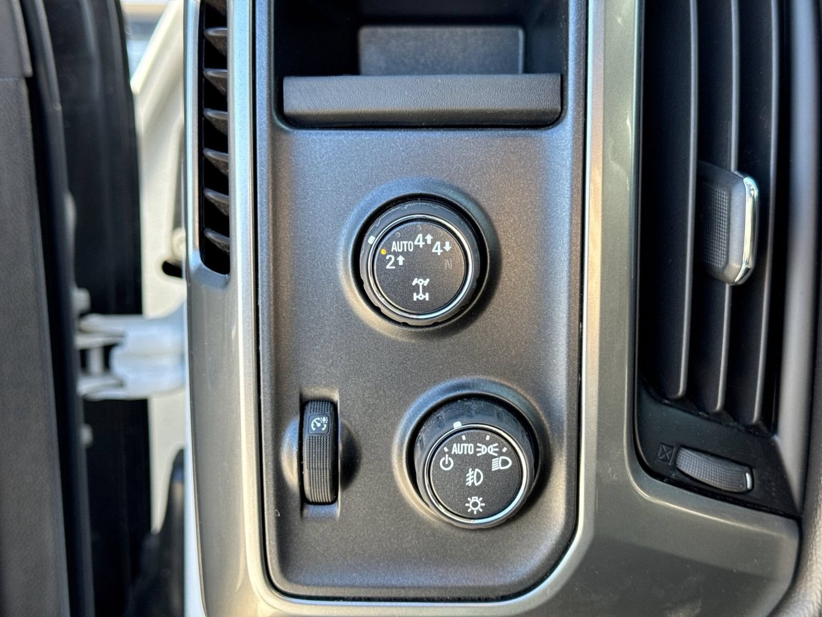 Used 2018 Chevrolet Silverado 1500 LT w/ All Star Edition AWD/4WD image 29