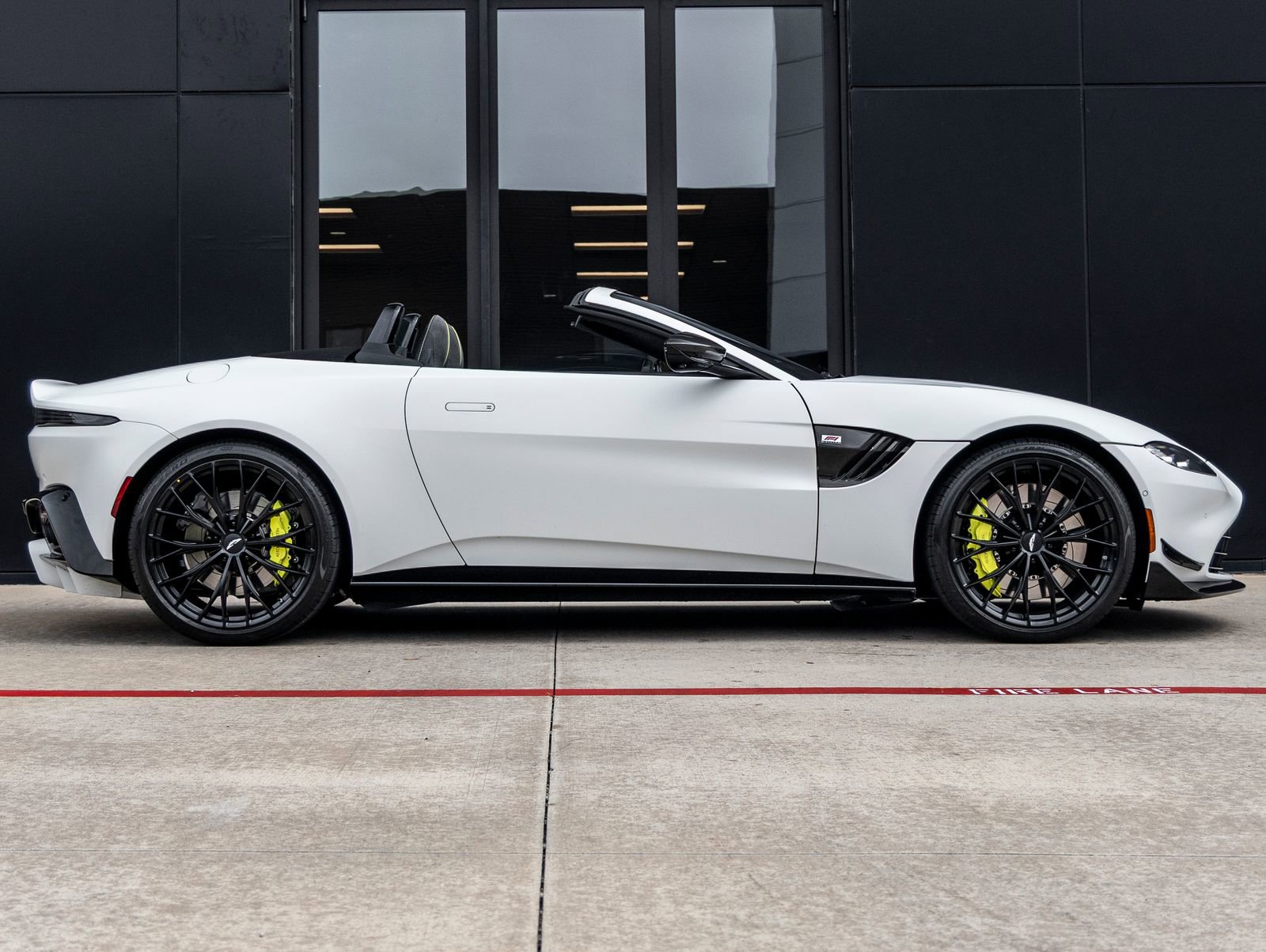Used 2023 Aston Martin V8 Vantage Roadster RWD image 11