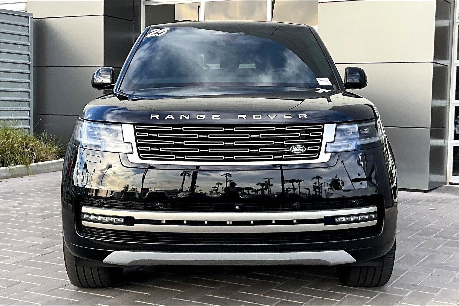 Certified 2025 Land Rover Range Rover Long Wheelbase SE image 2