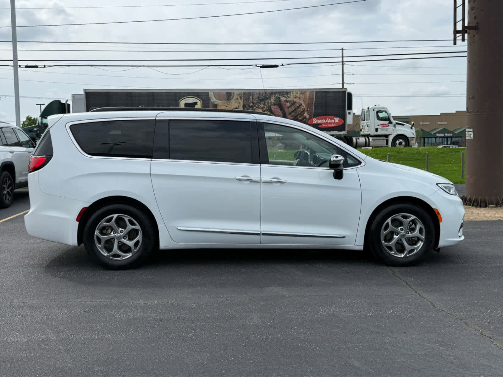 Used 2023 Chrysler Pacifica Limited FWD image 8