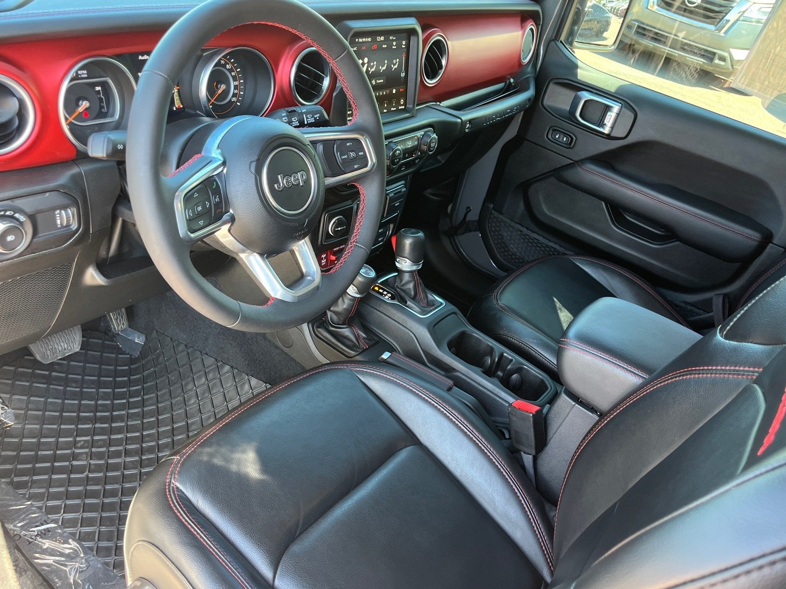 Used 2023 Jeep Wrangler Unlimited Rubicon w/ Cold Weather Group AWD/4WD image 16